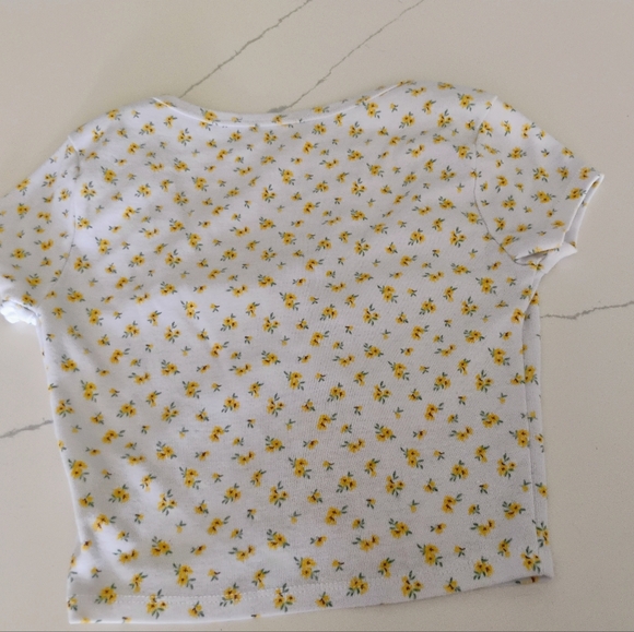 White cropped floral pattern shirt with heart buttons - Picture 2 of 5